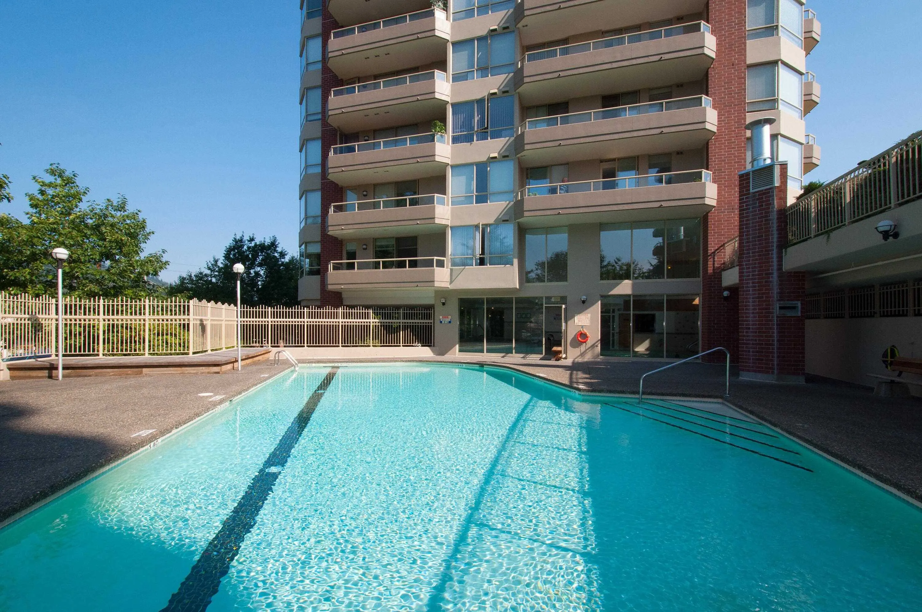 1203 728 Farrow Street