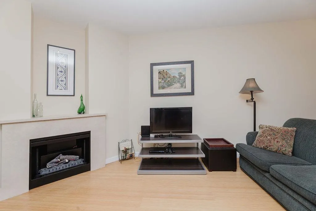 241 5160 Davis Bay Road