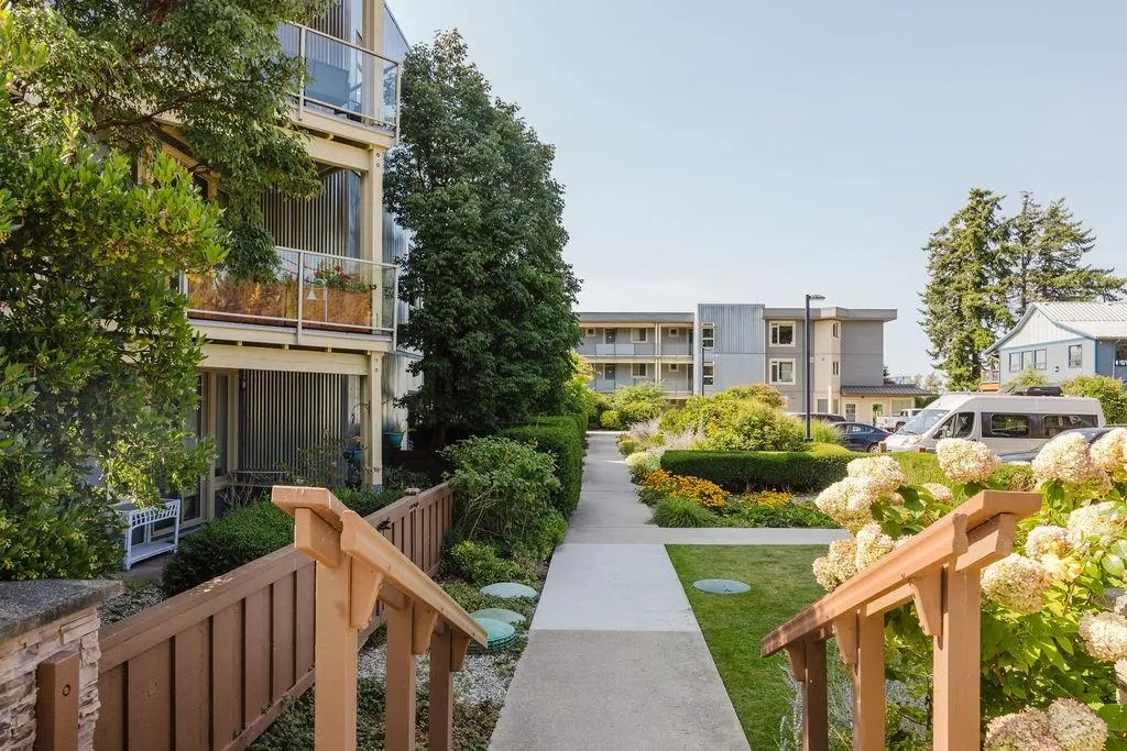 241 5160 Davis Bay Road