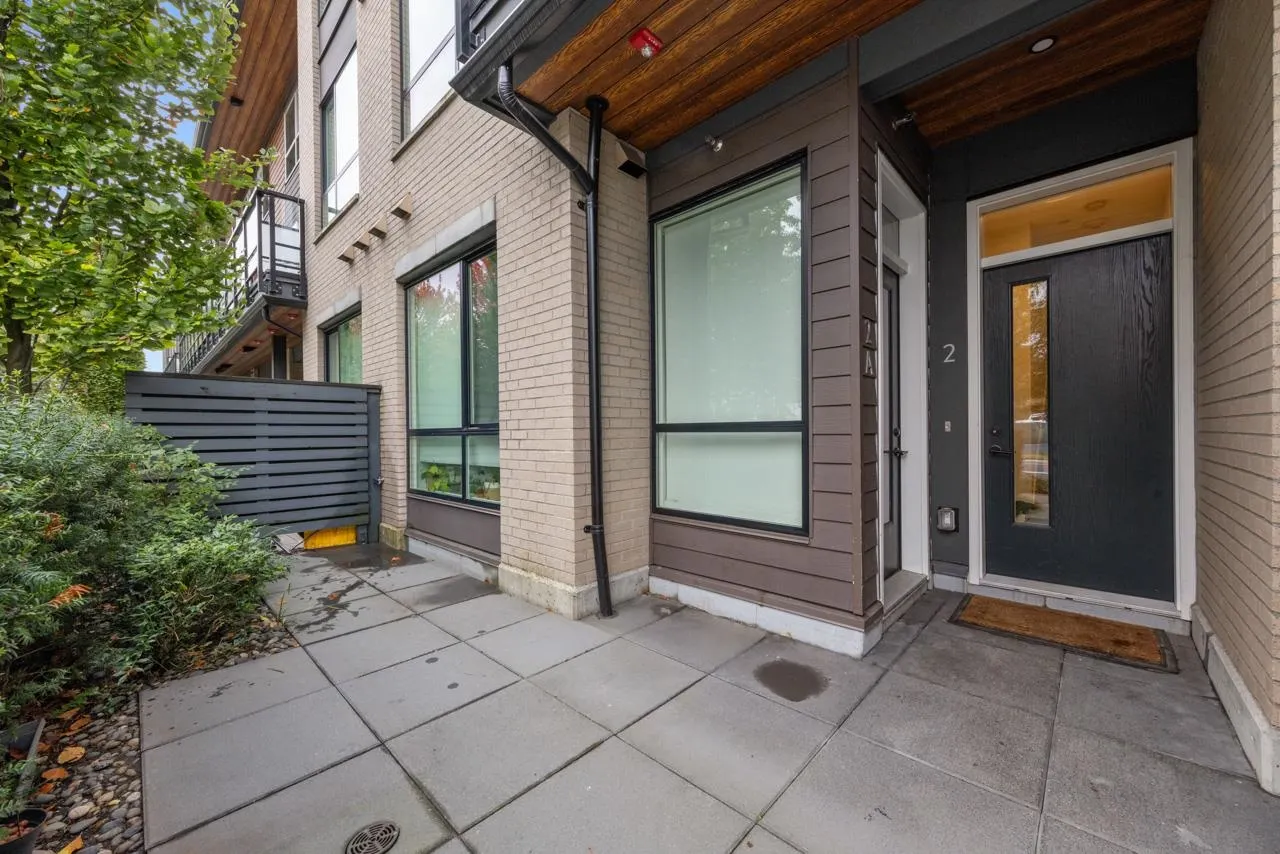 2 533 E 3rd Street