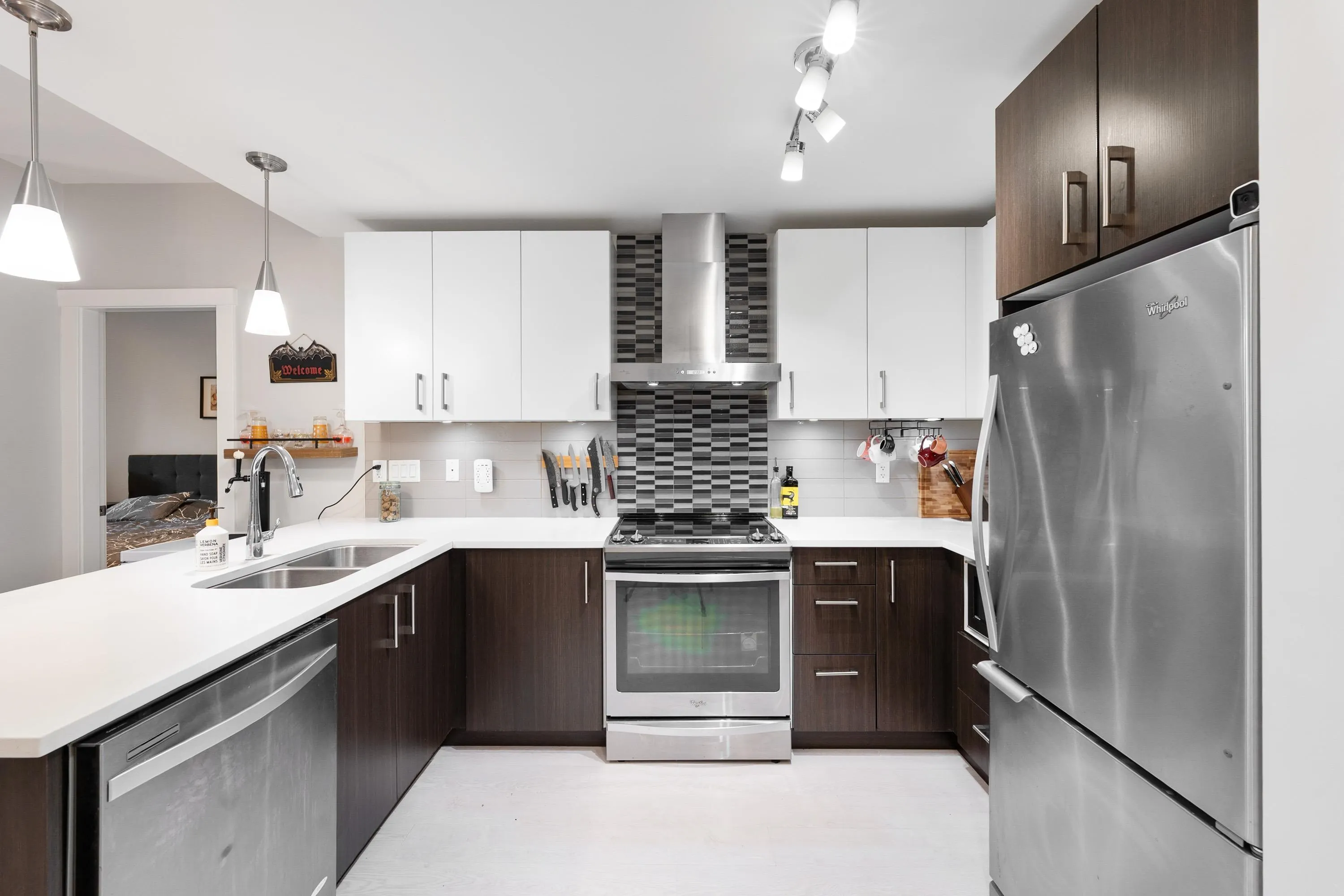 101 2460 Kelly Avenue