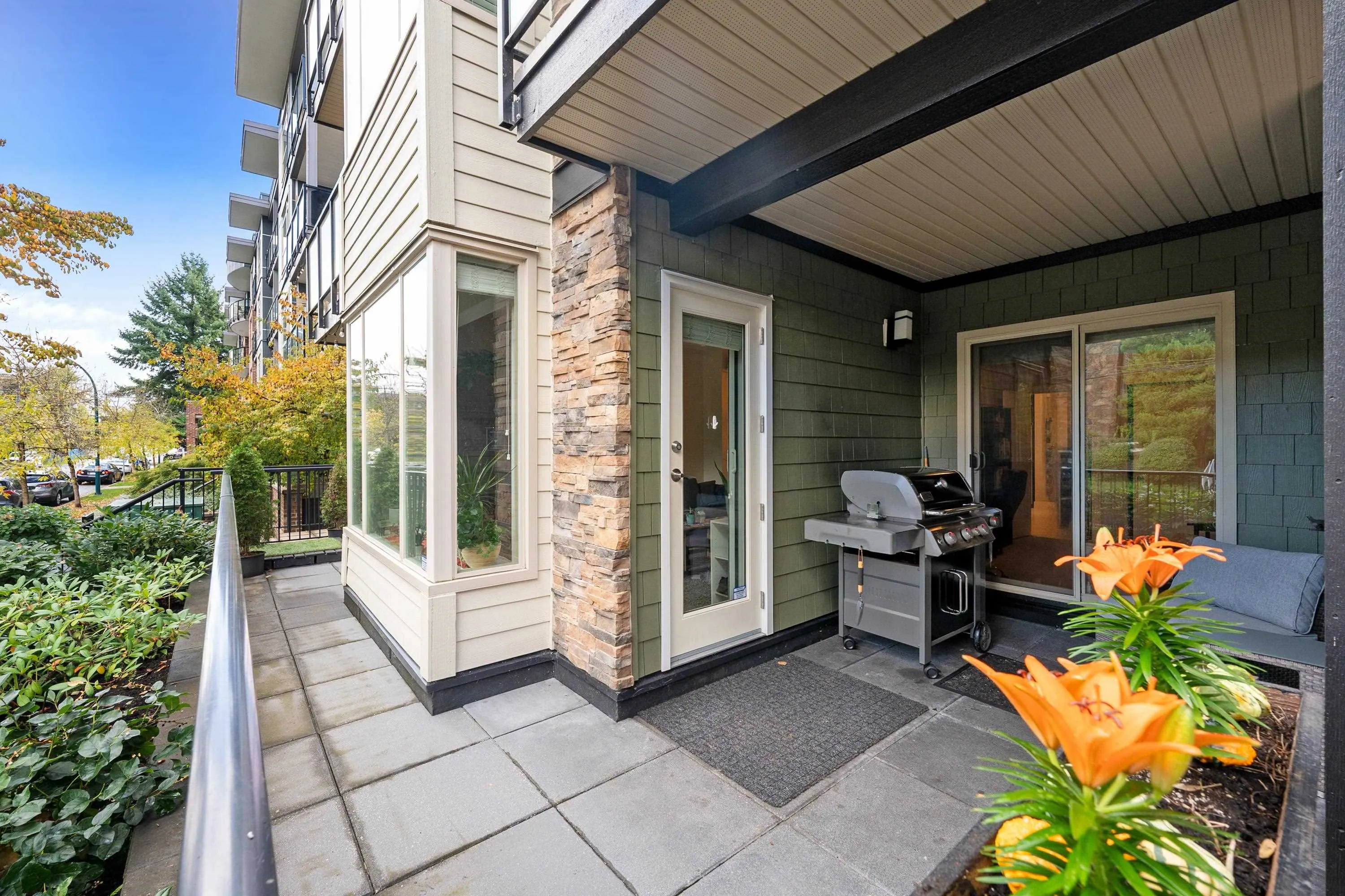 101 2460 Kelly Avenue