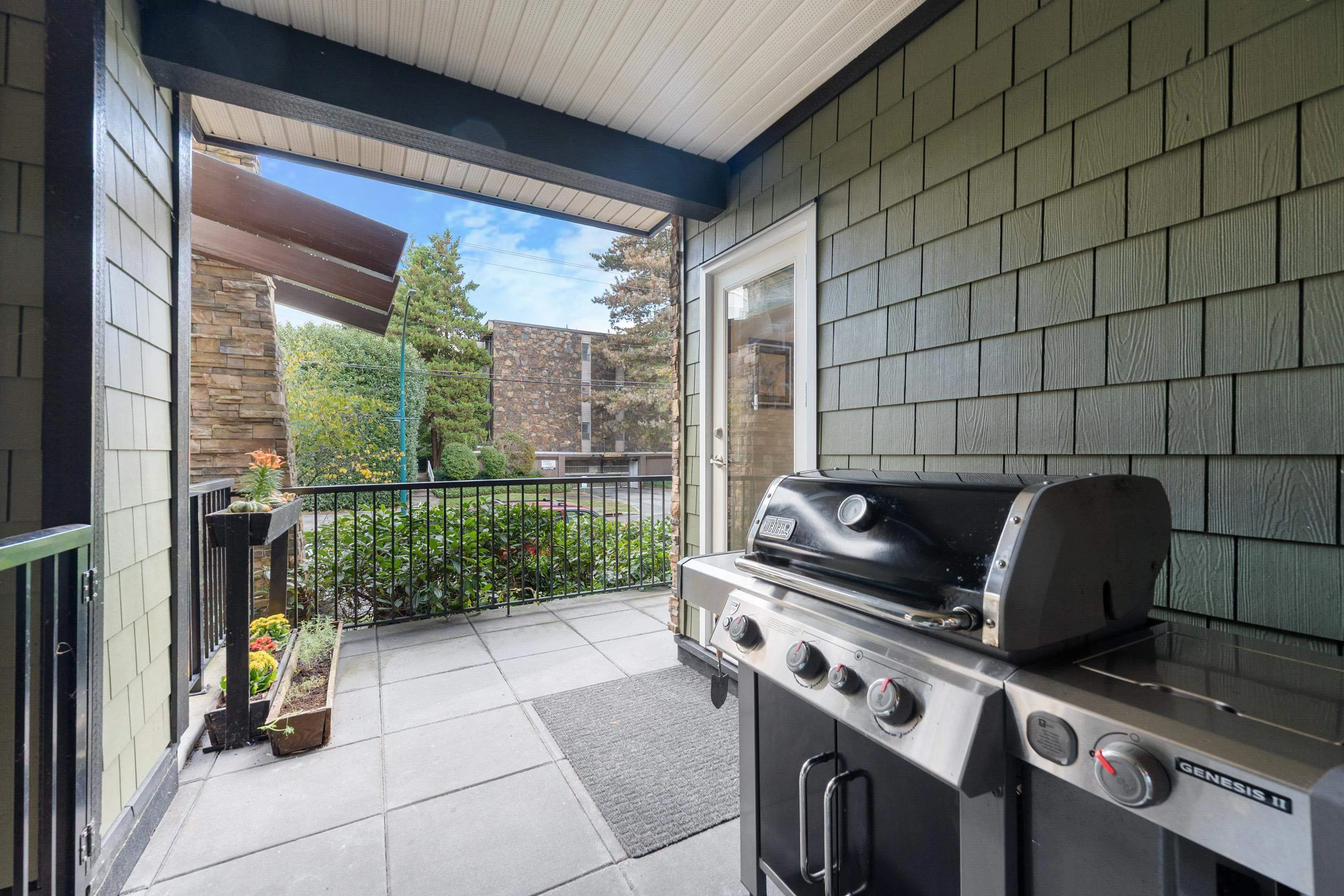 101 2460 Kelly Avenue