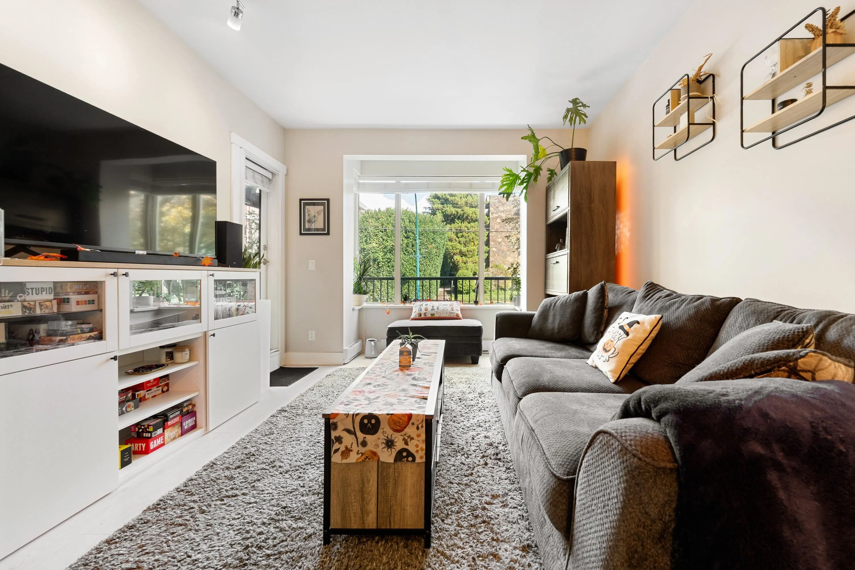 101 2460 Kelly Avenue