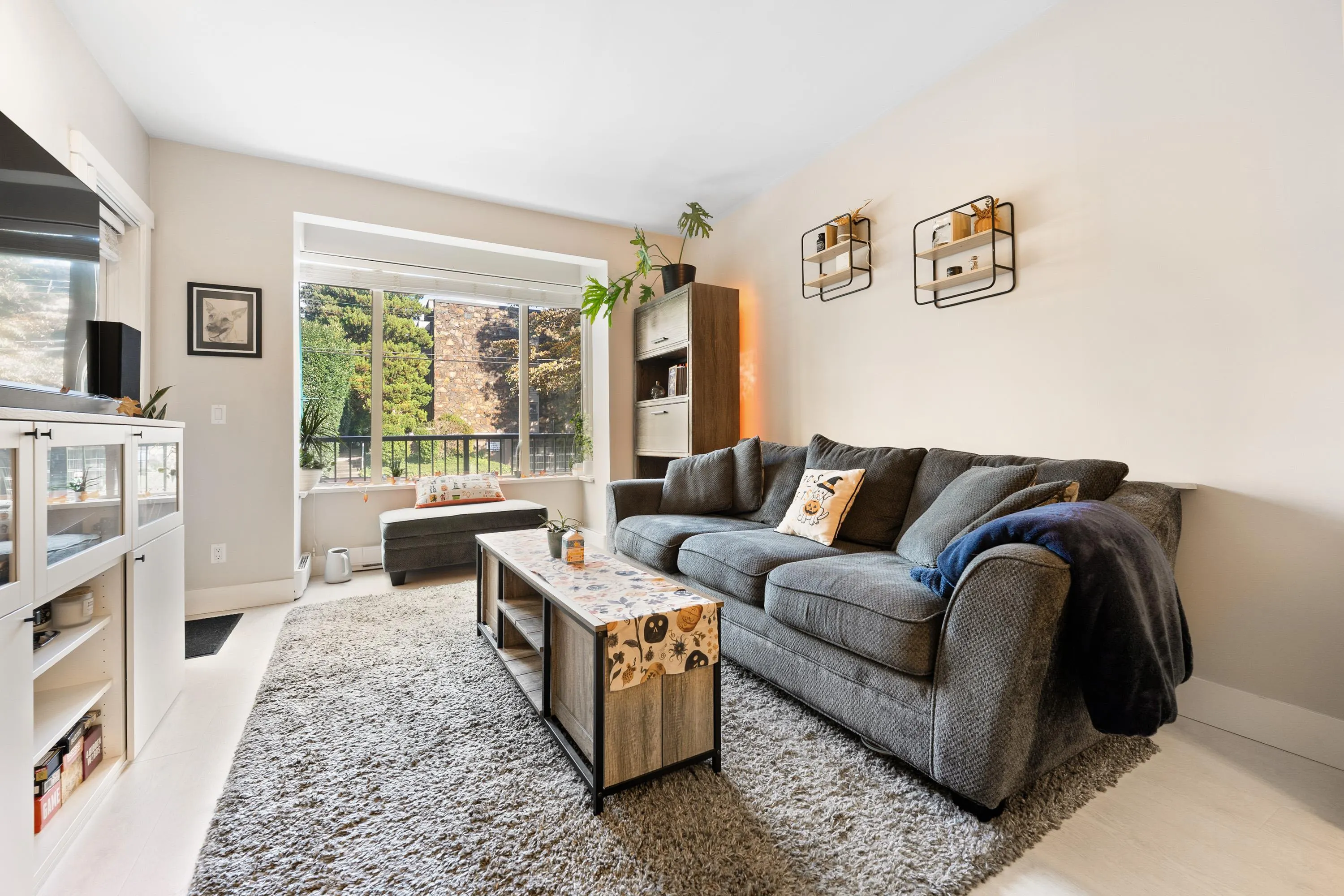 101 2460 Kelly Avenue