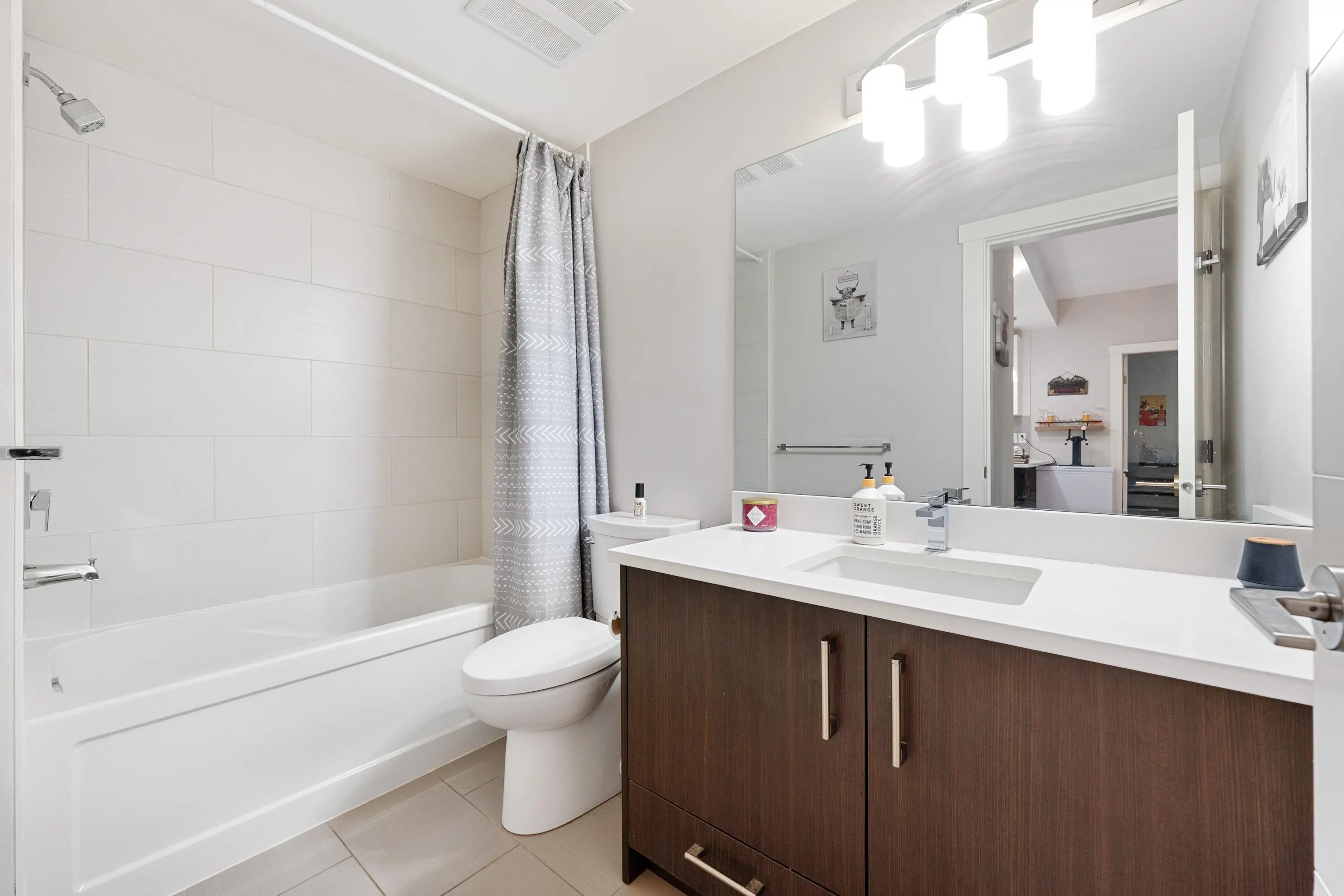 101 2460 Kelly Avenue