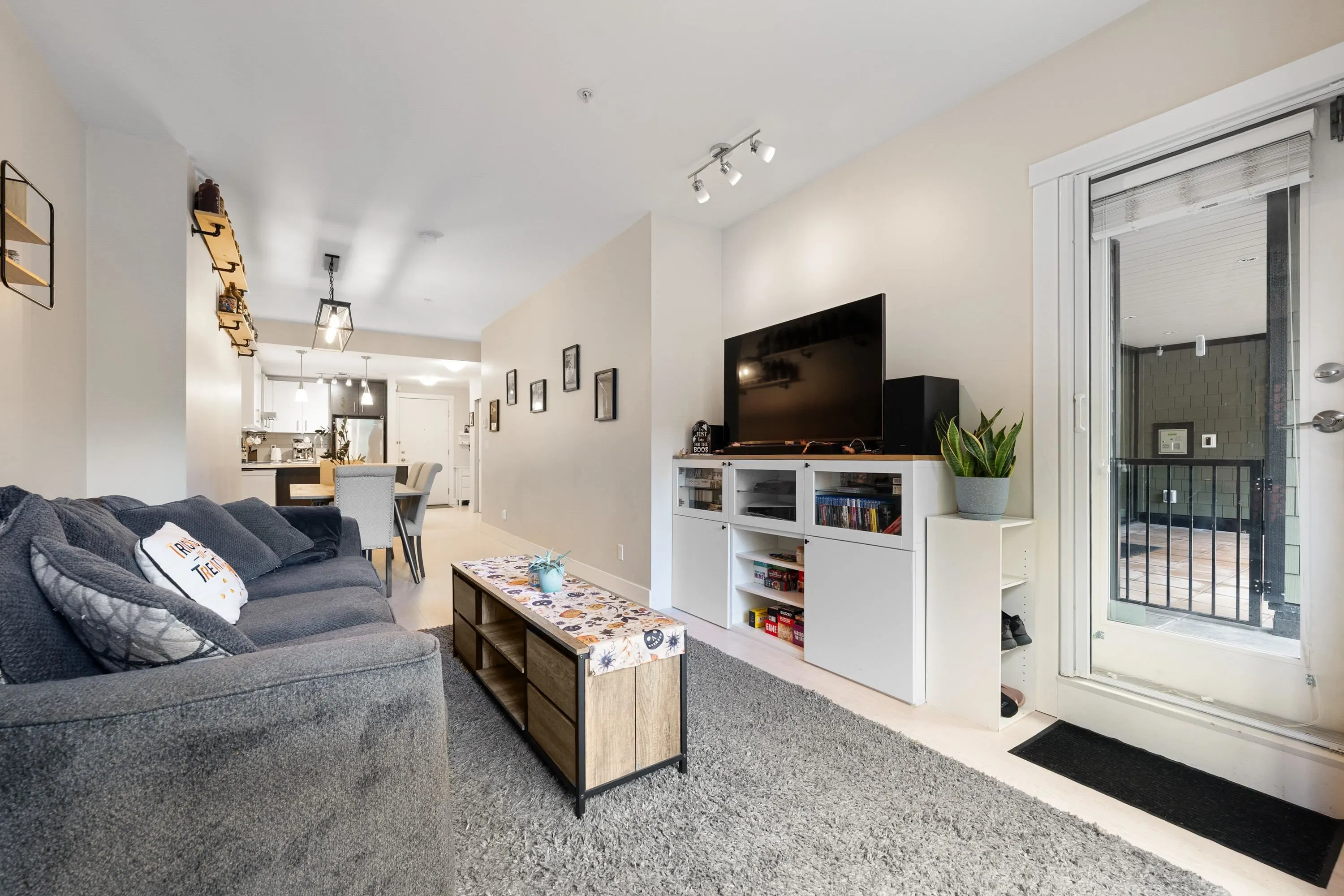 101 2460 Kelly Avenue