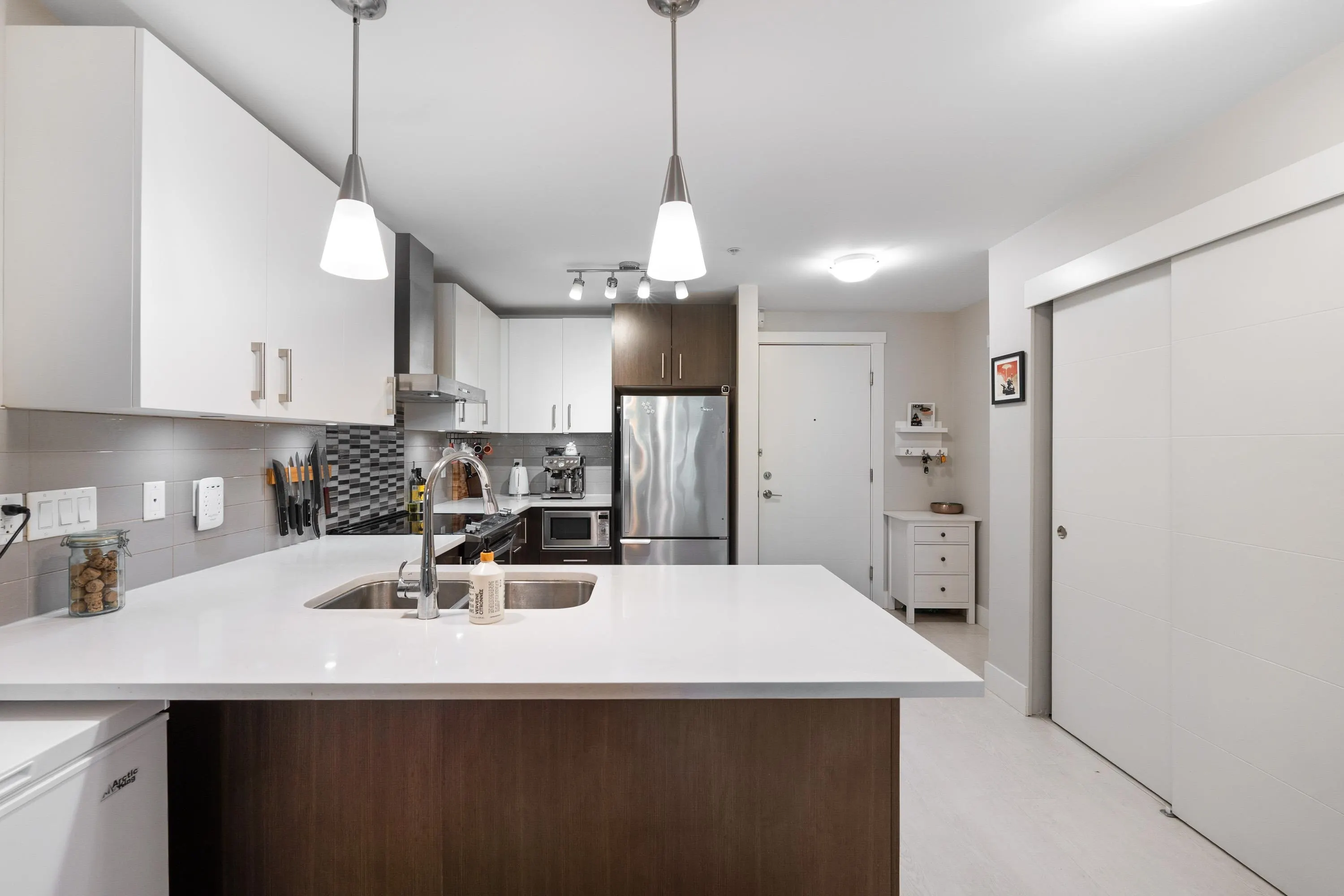 101 2460 Kelly Avenue