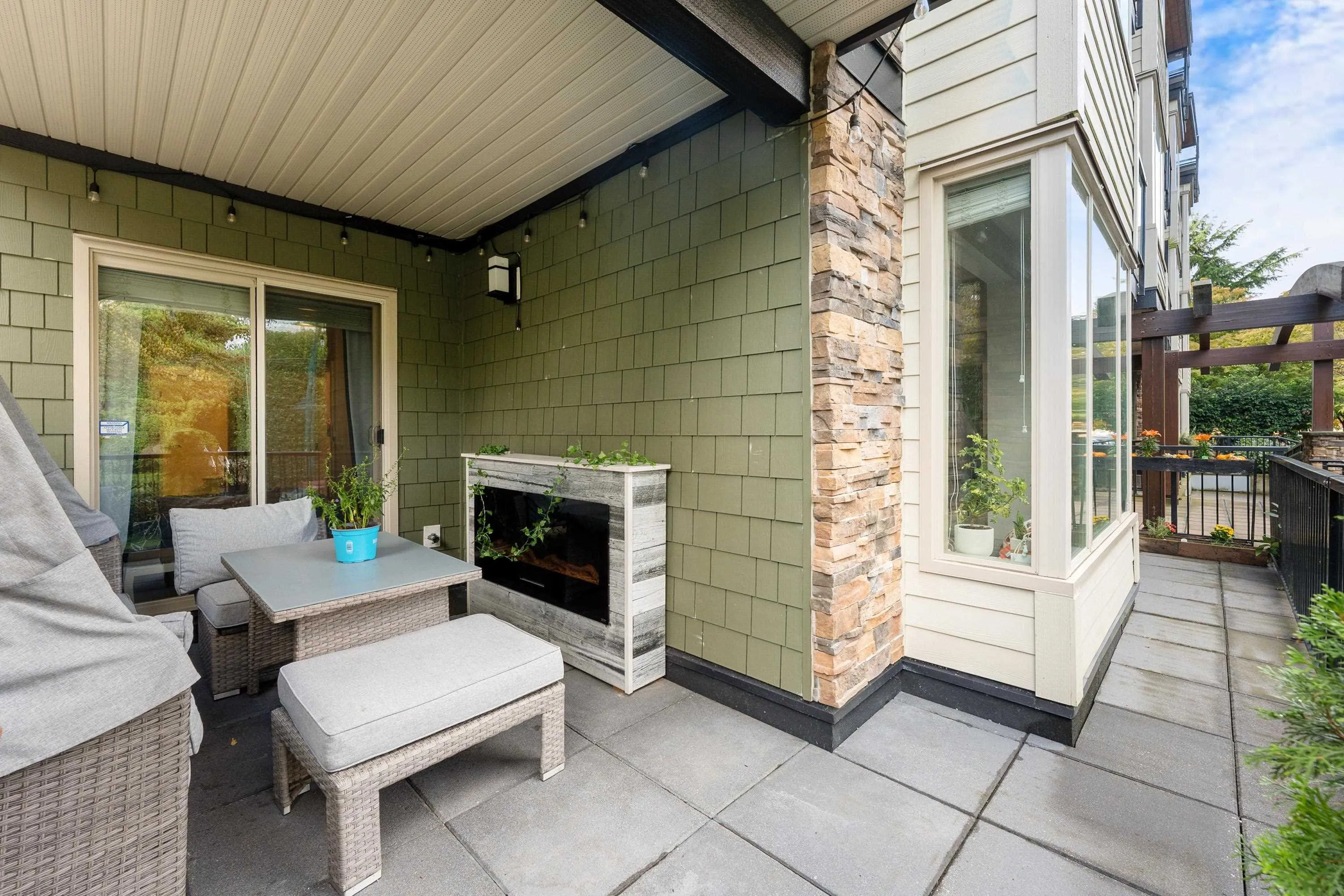 101 2460 Kelly Avenue