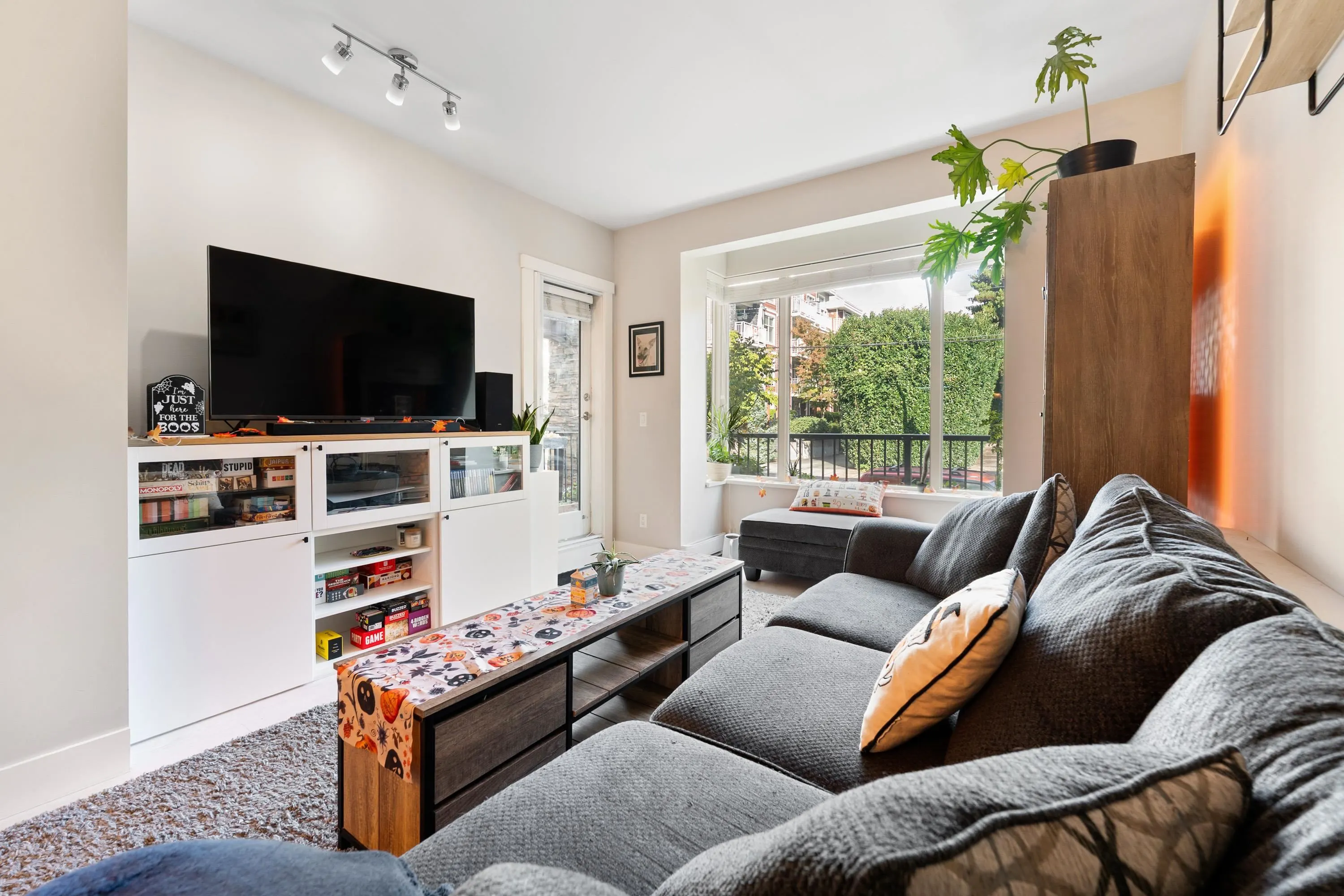 101 2460 Kelly Avenue