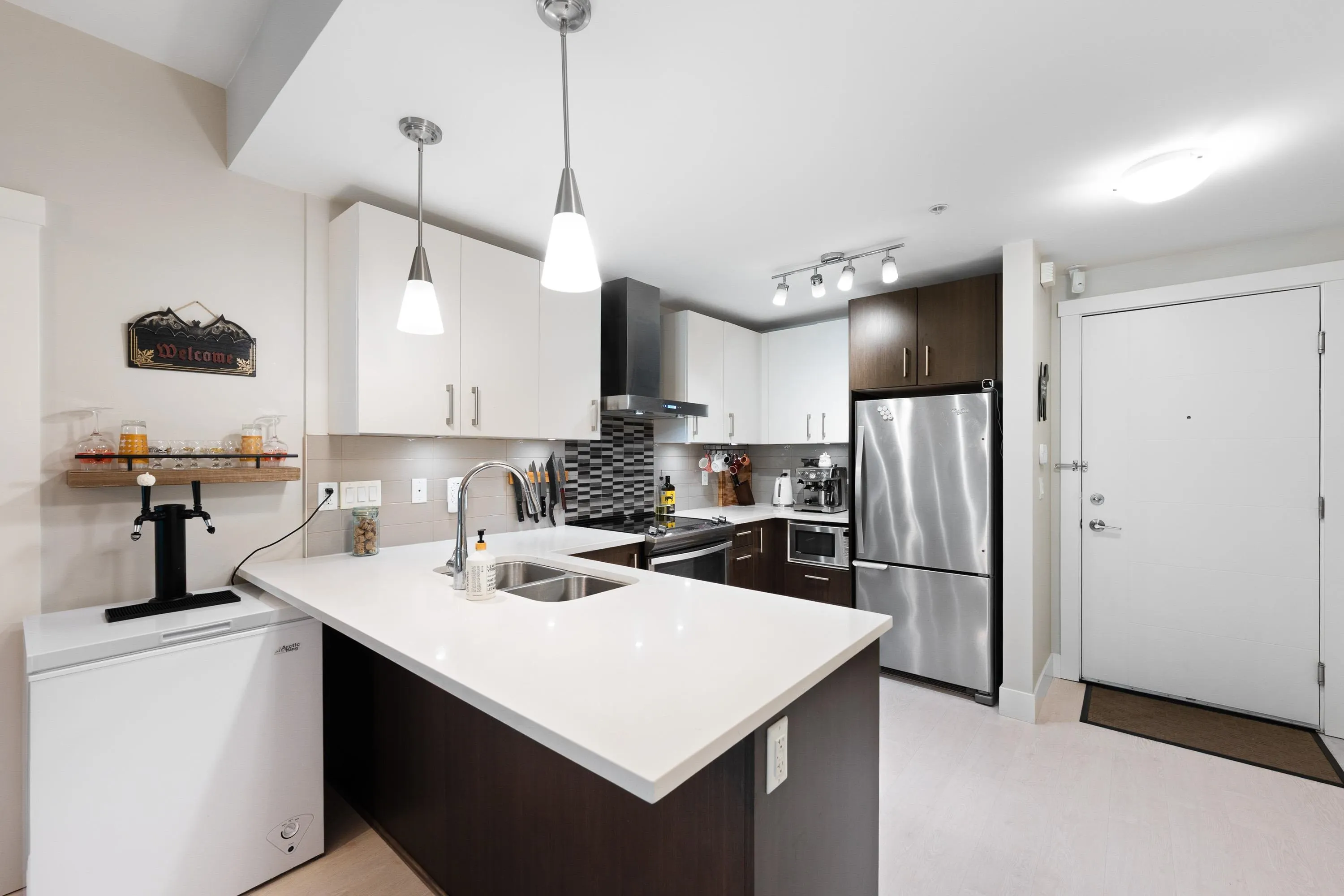 101 2460 Kelly Avenue