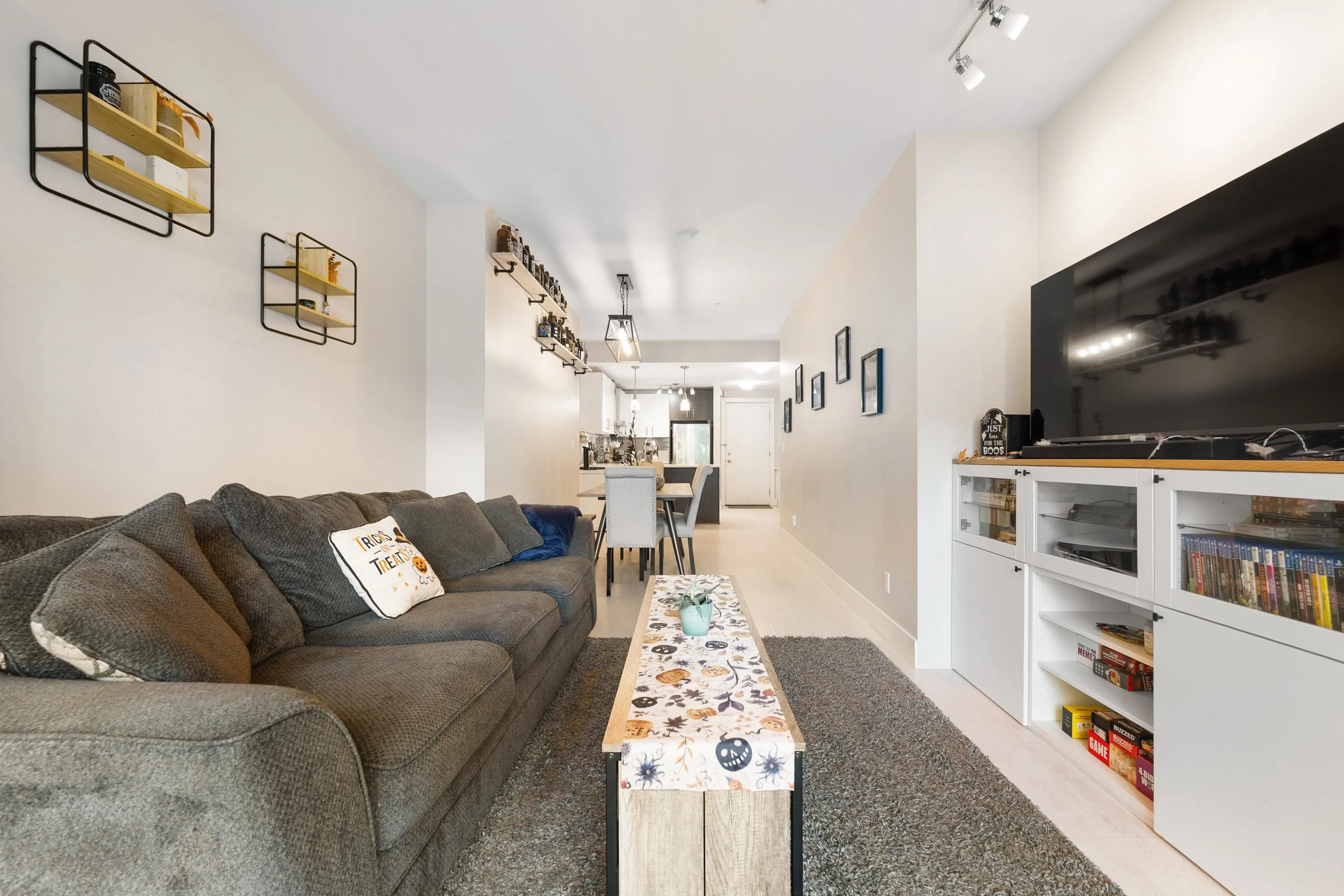 101 2460 Kelly Avenue