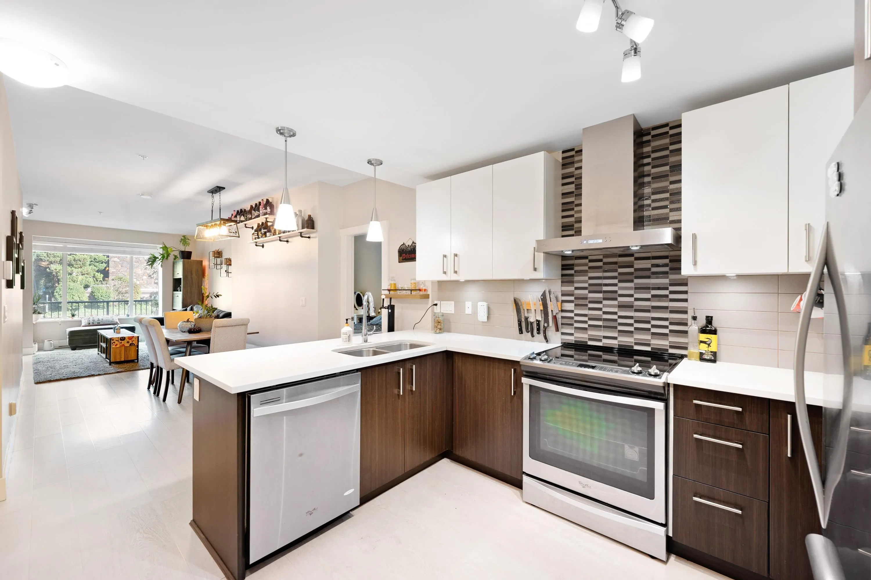 101 2460 Kelly Avenue