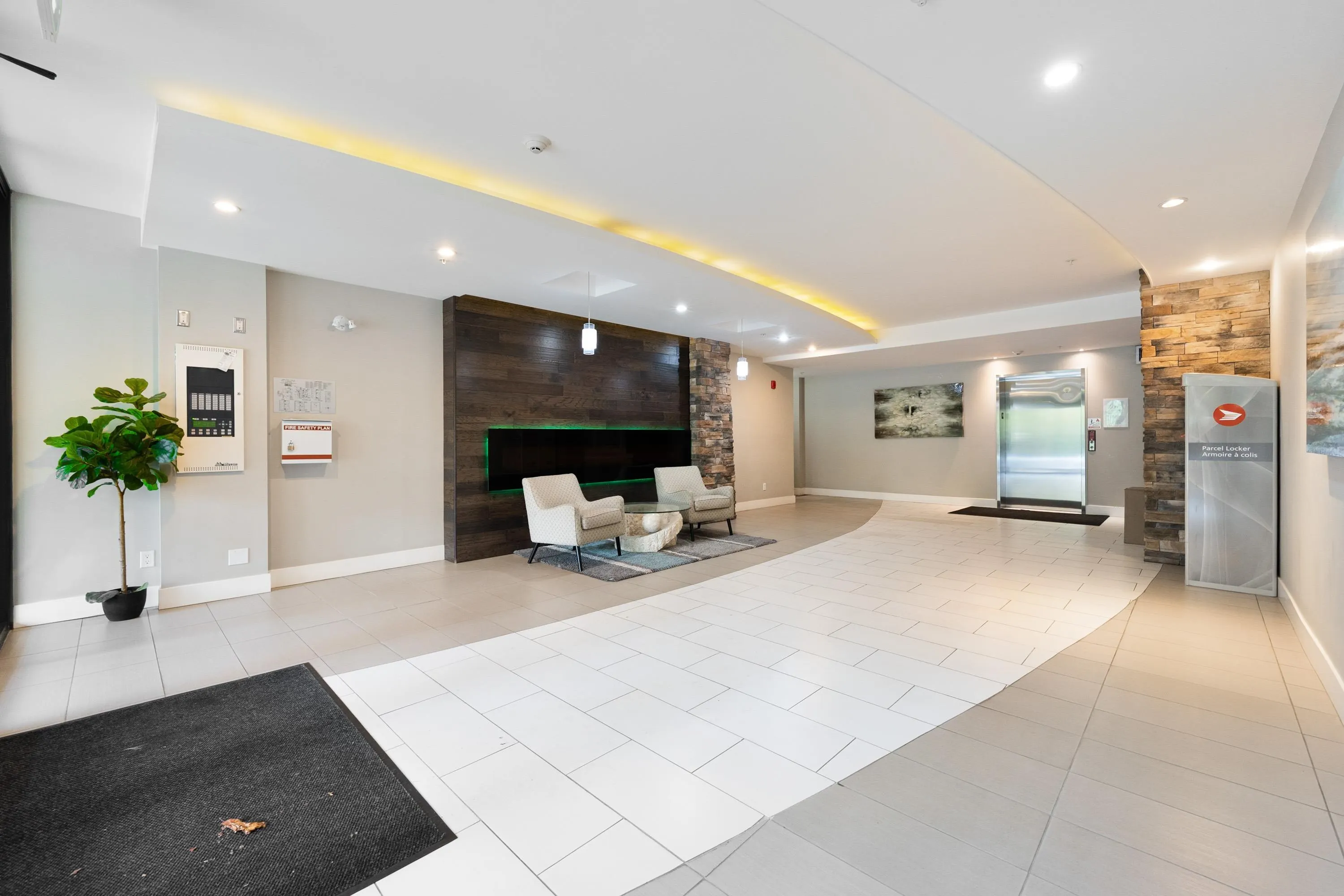 101 2460 Kelly Avenue