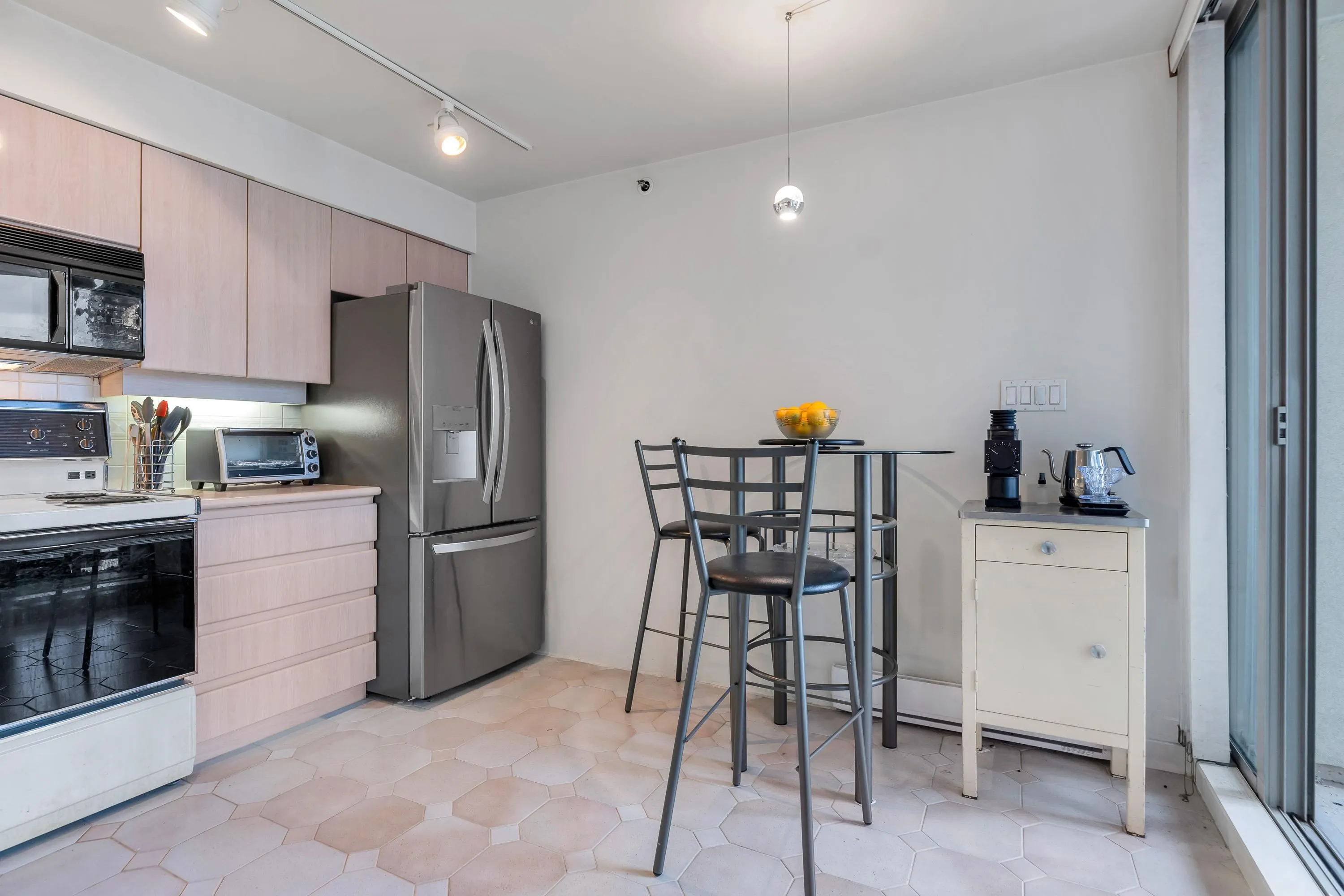 704 990 Beach Avenue