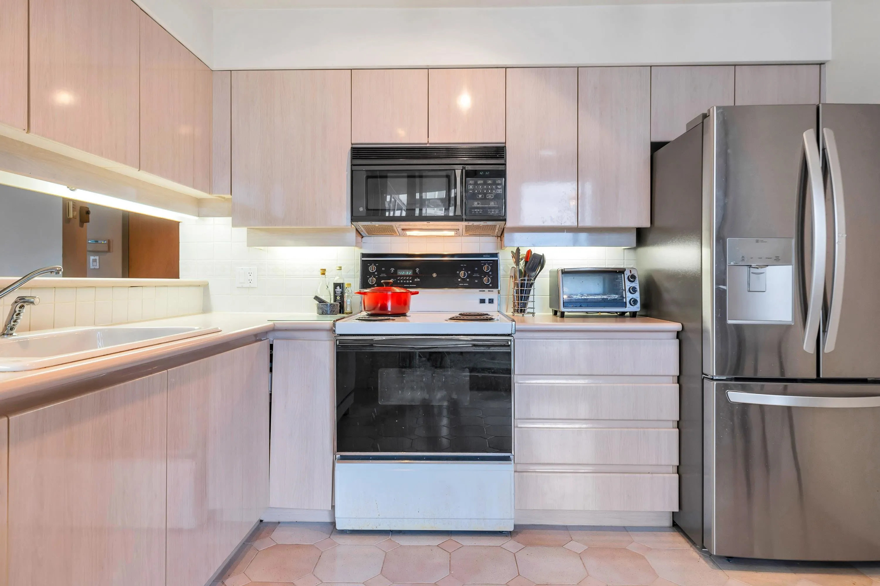 704 990 Beach Avenue