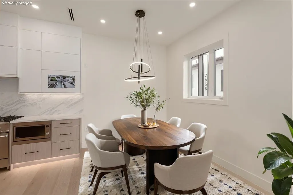 1 2658 Dundas Street