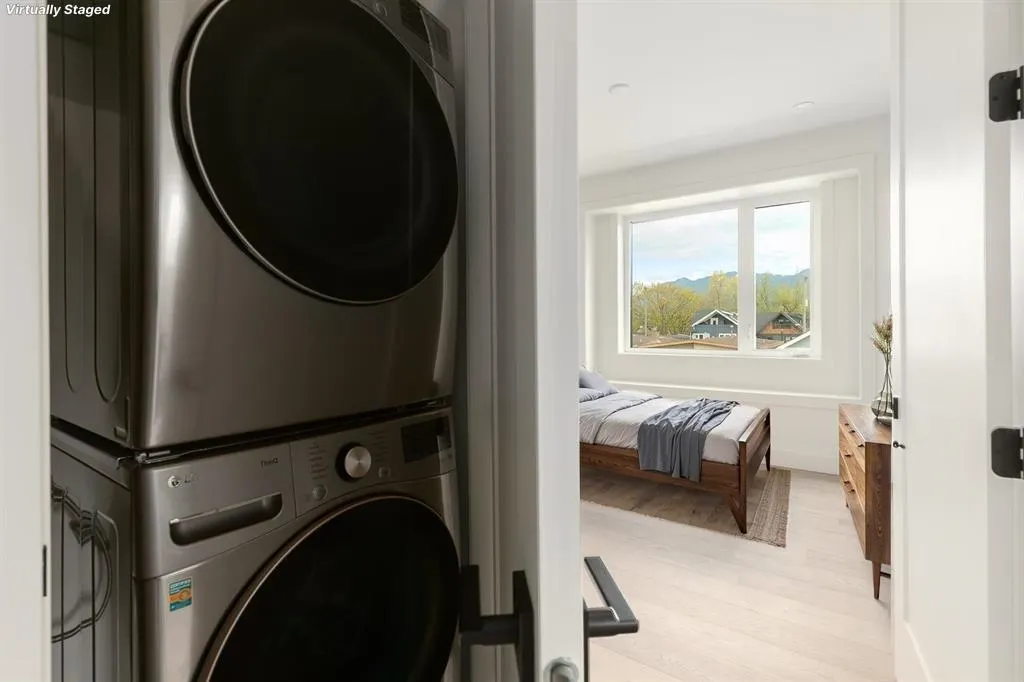 1 2658 Dundas Street