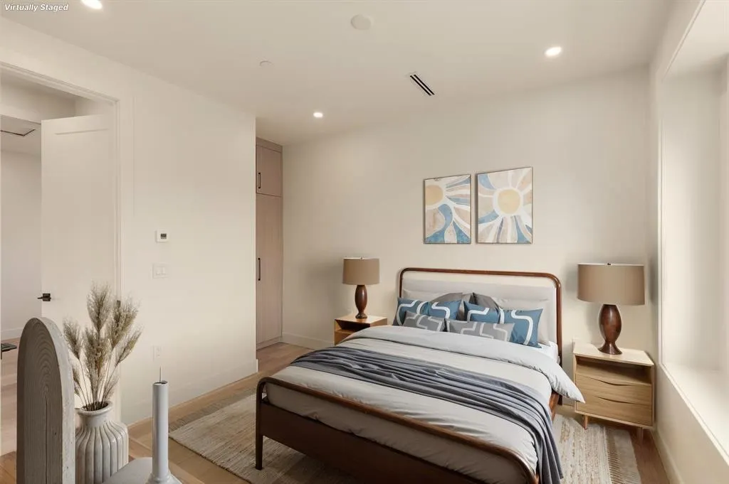 1 2658 Dundas Street