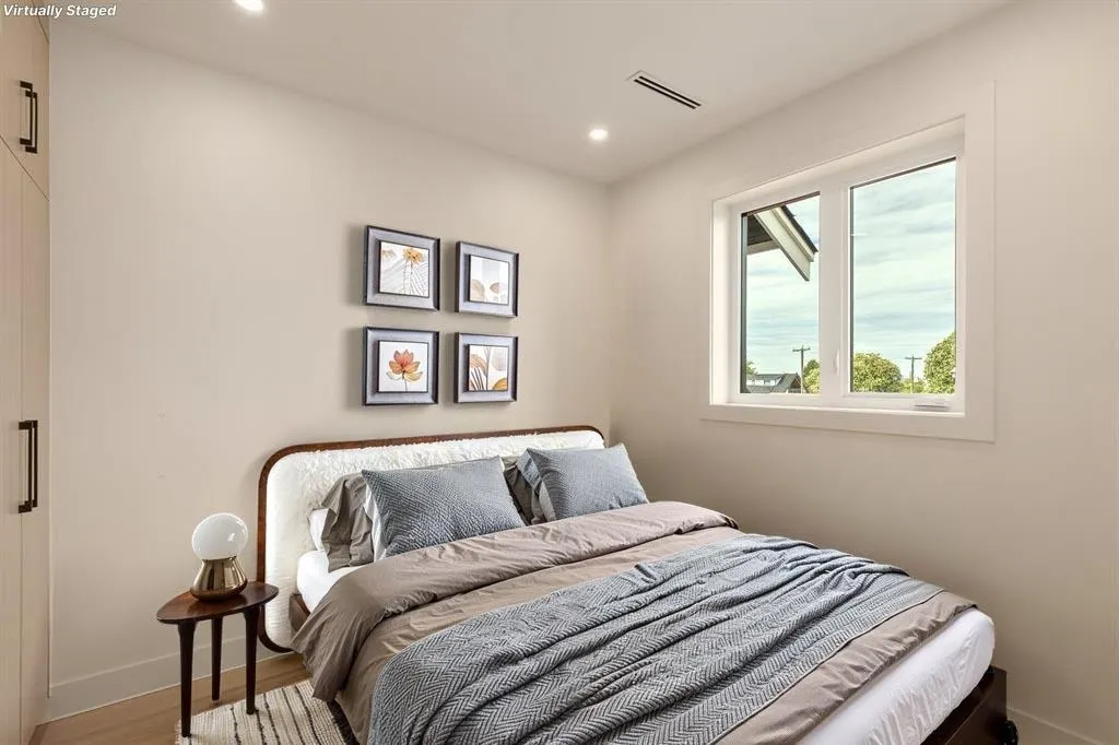 1 2658 Dundas Street