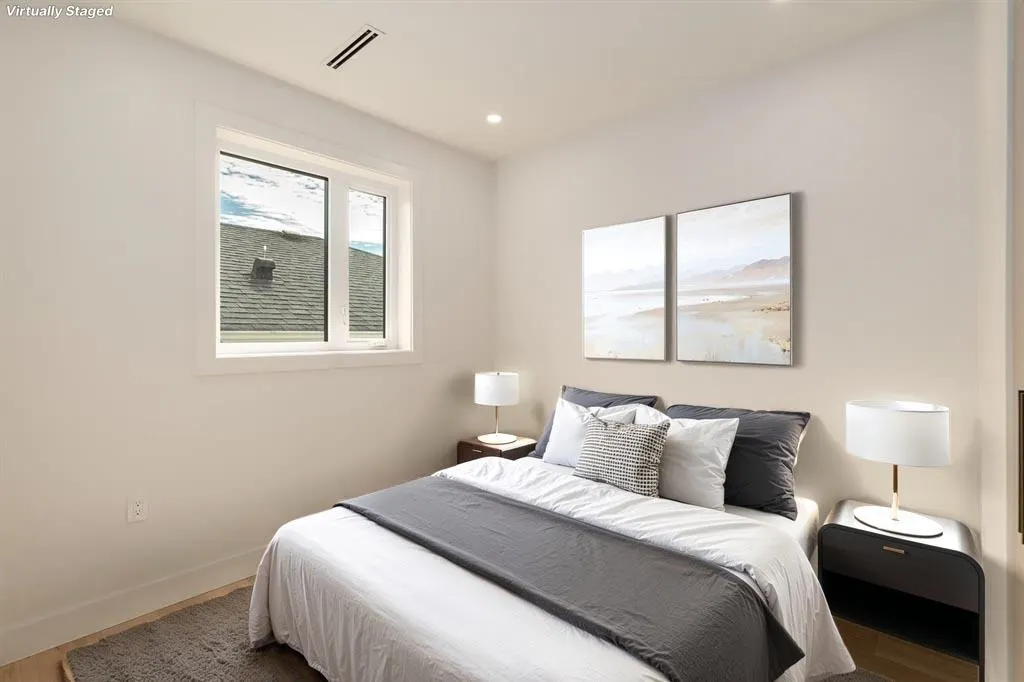 1 2658 Dundas Street