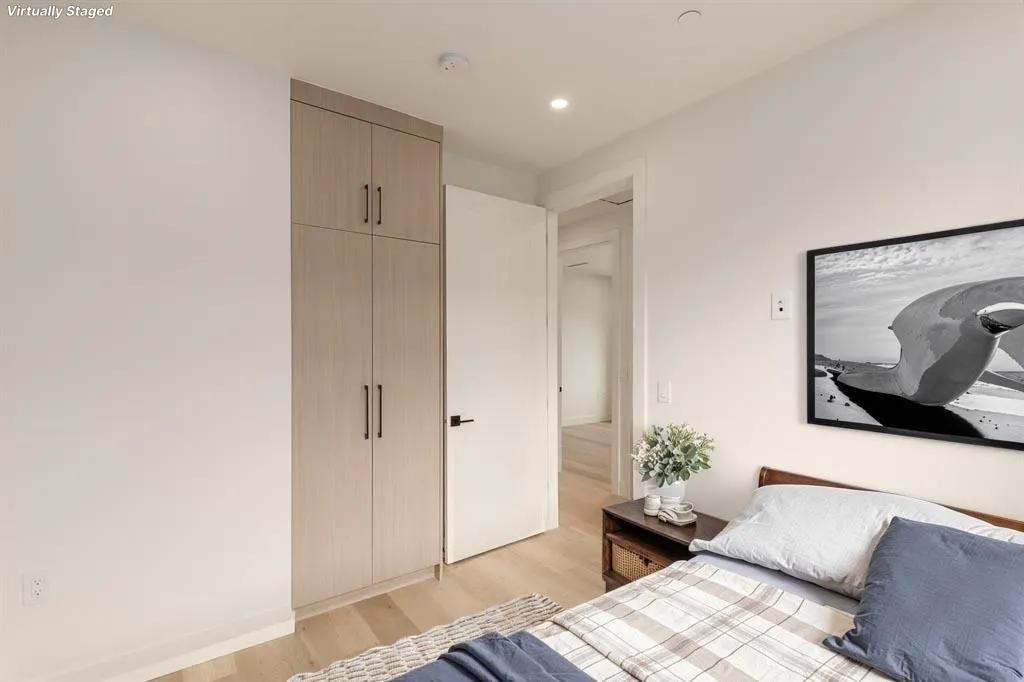 1 2658 Dundas Street