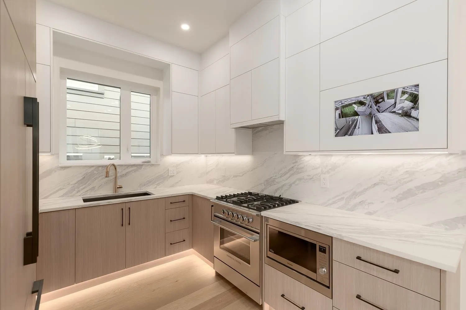 1 2658 Dundas Street