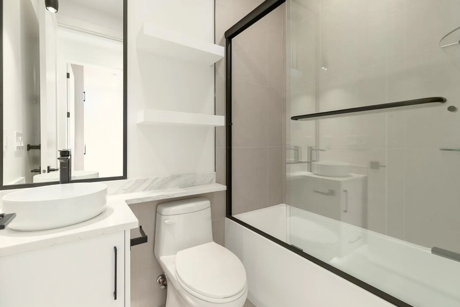 1 2658 Dundas Street