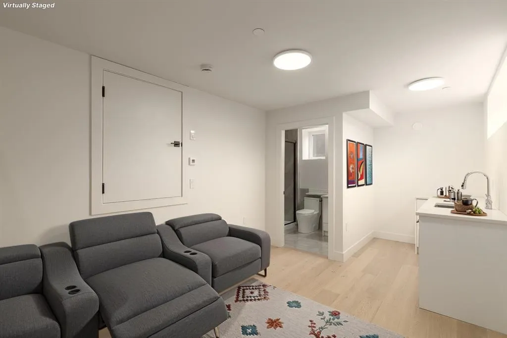 1 2658 Dundas Street