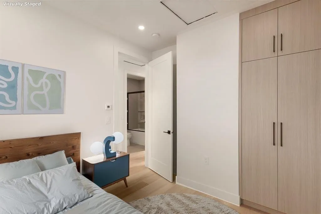 1 2658 Dundas Street