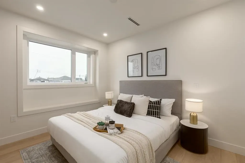 2 2658 Dundas Street