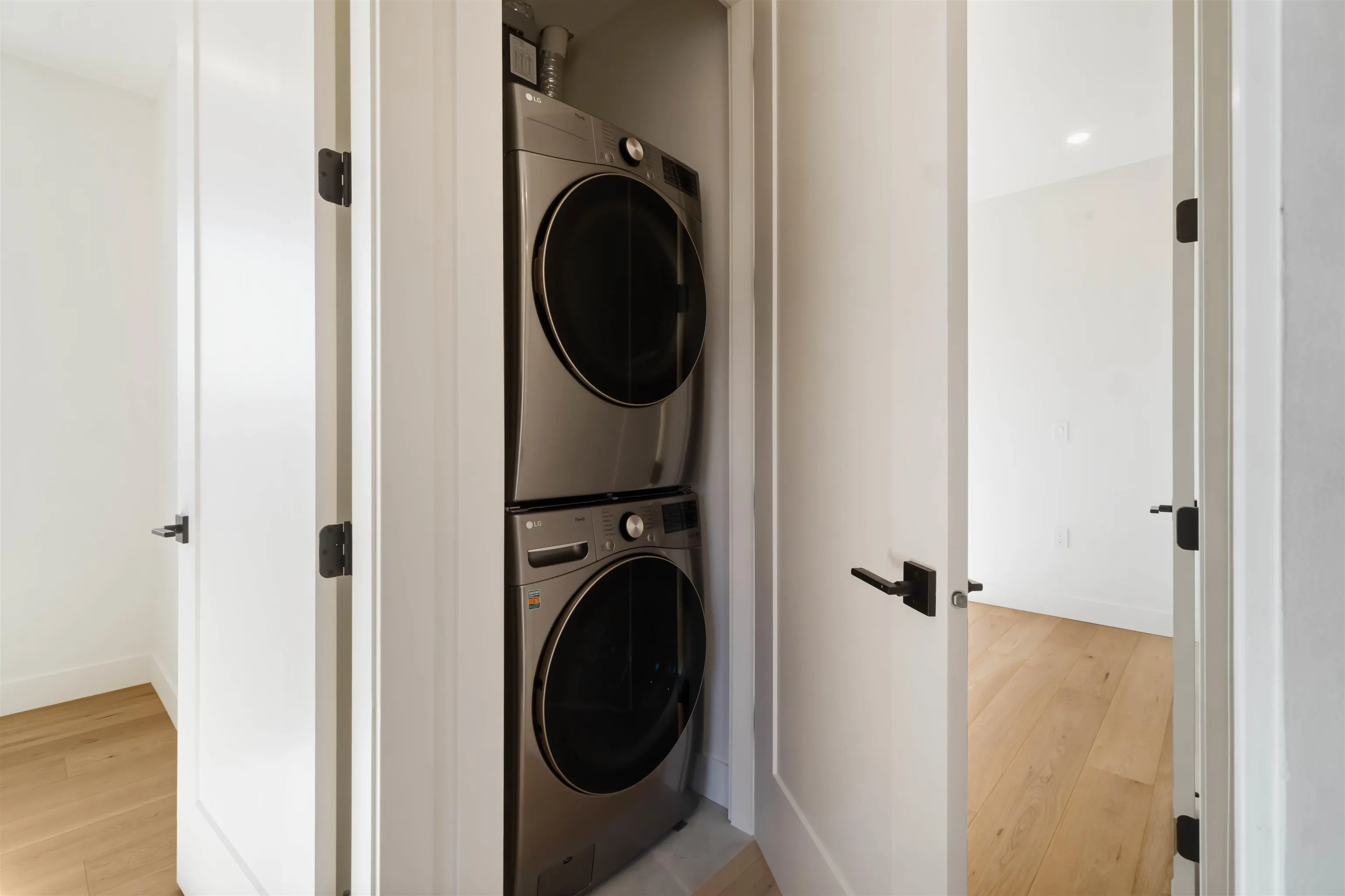 2 2658 Dundas Street