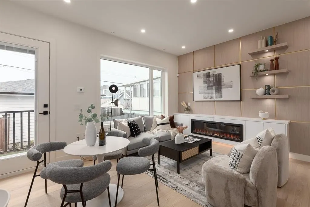 2 2658 Dundas Street