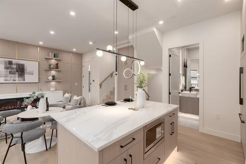 2 2658 Dundas Street