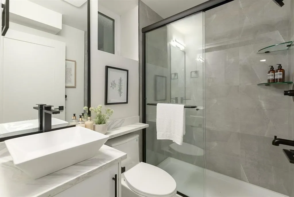 2 2658 Dundas Street