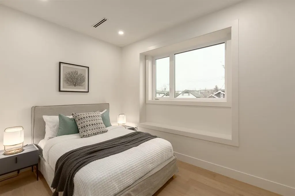 2 2658 Dundas Street