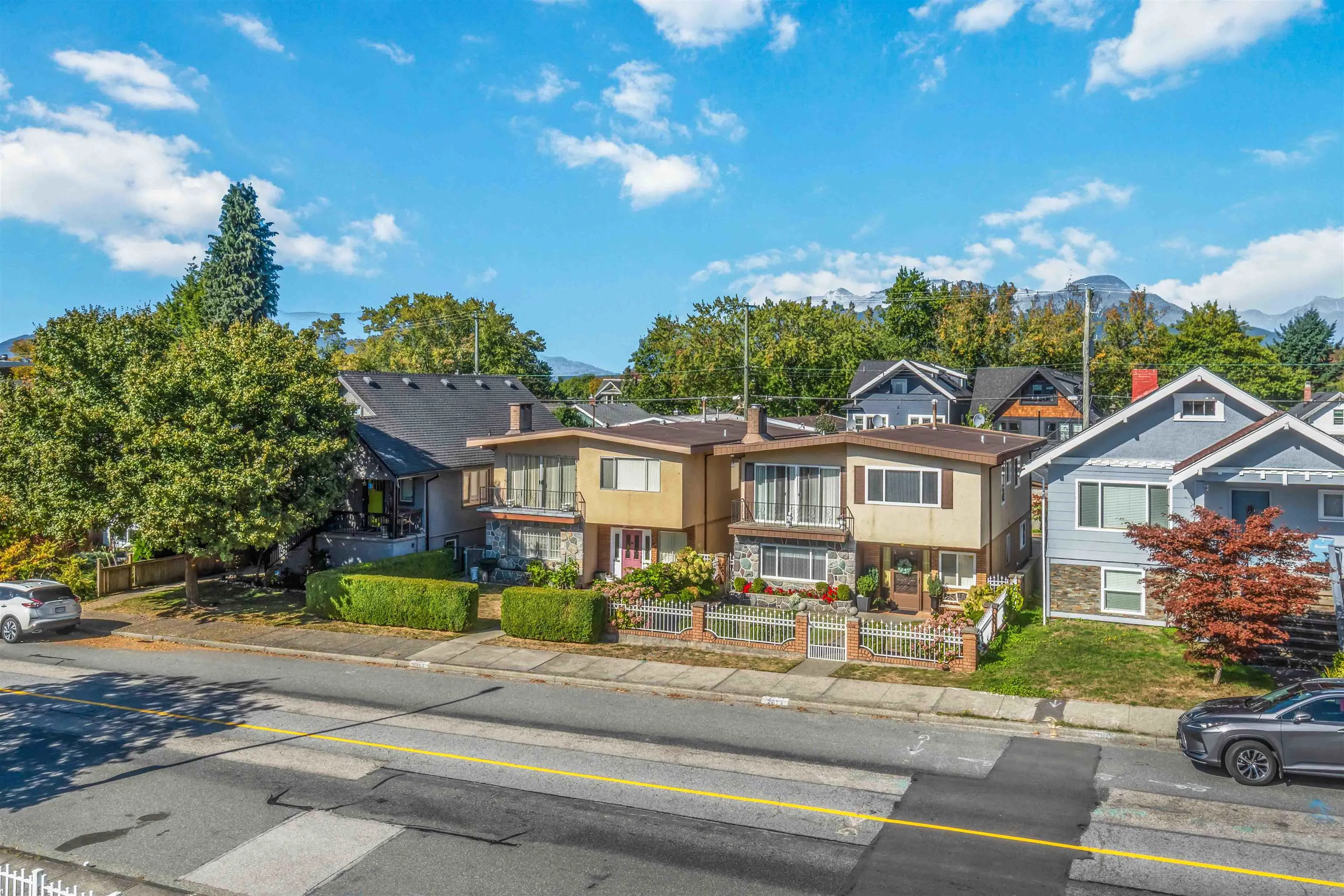 2 2658 Dundas Street