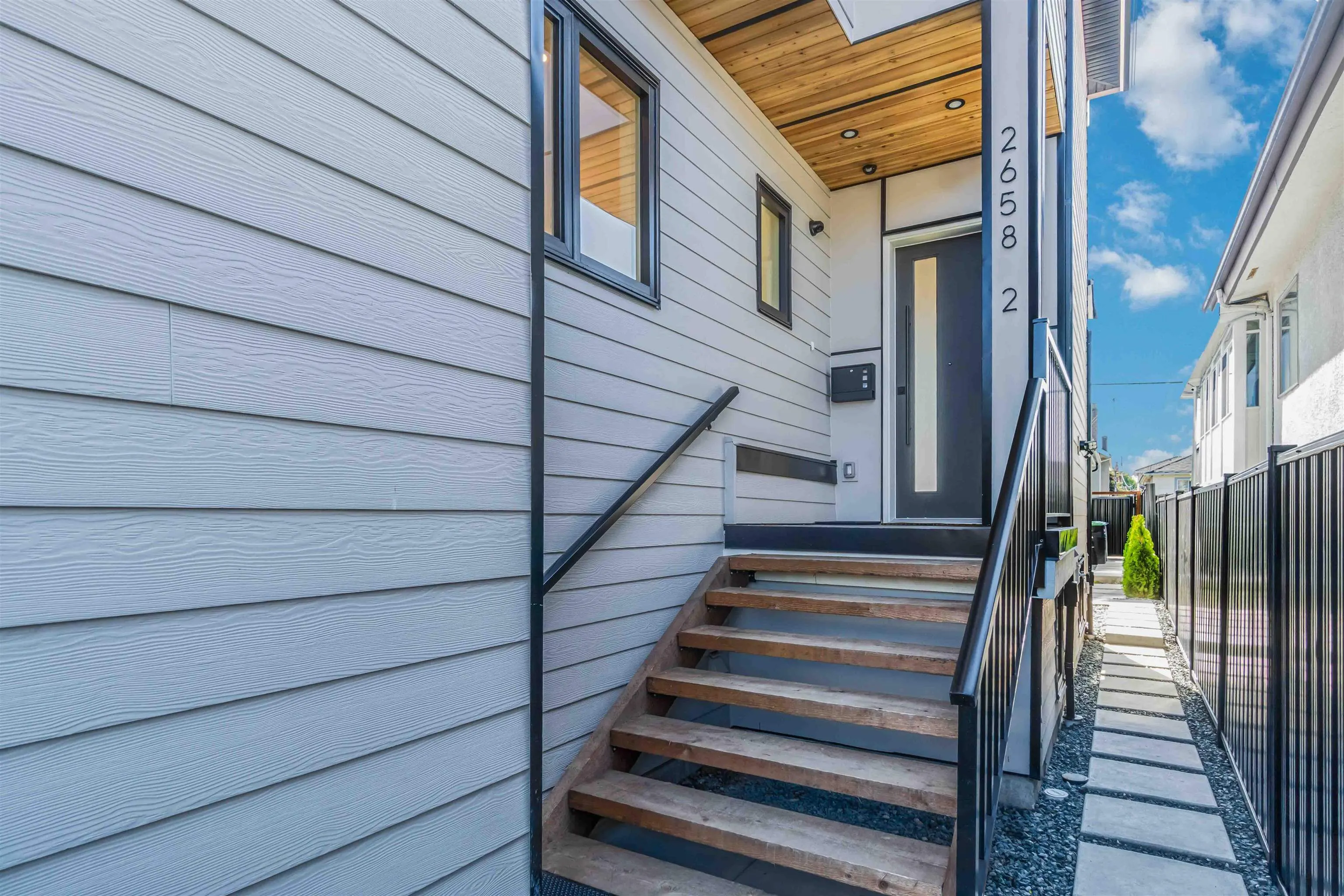 2 2658 Dundas Street