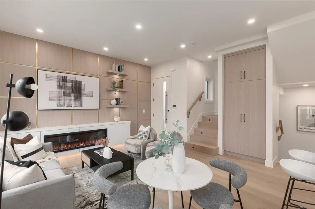 2 2658 Dundas Street