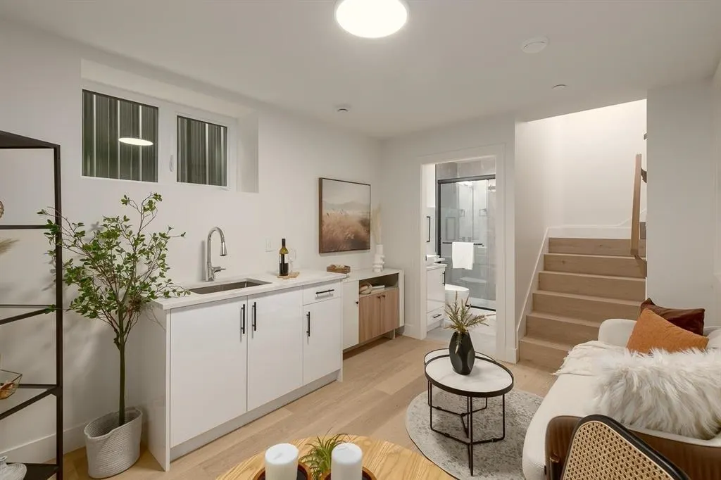 2 2658 Dundas Street