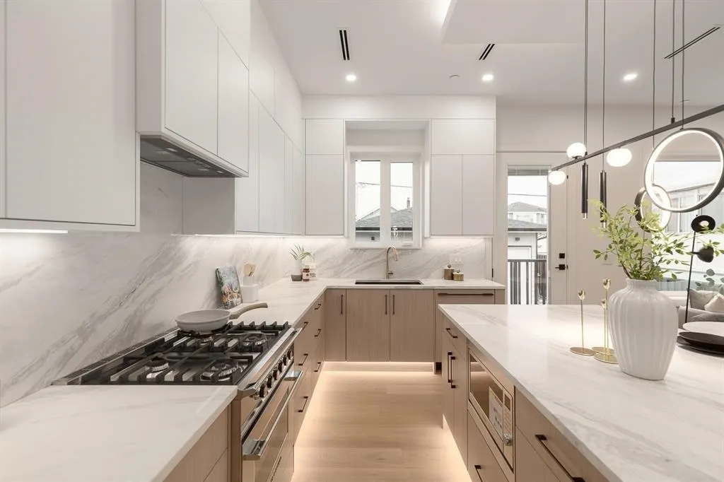 2 2658 Dundas Street