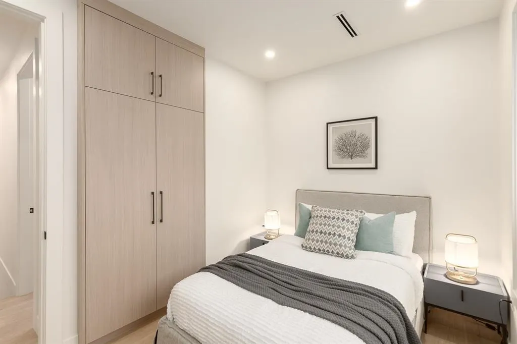 2 2658 Dundas Street