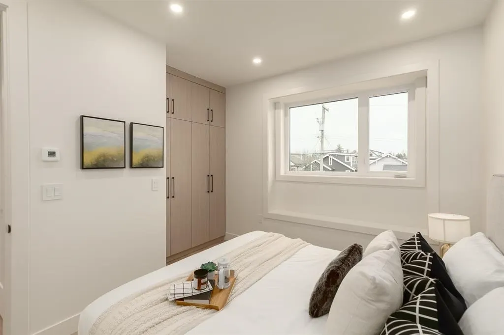 2 2658 Dundas Street