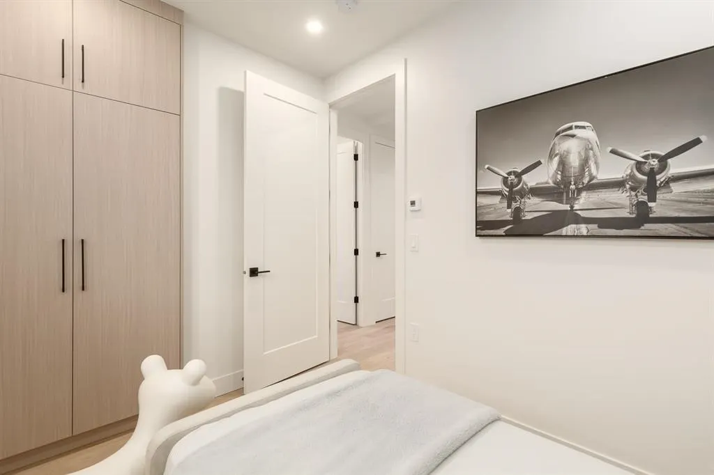 2 2658 Dundas Street