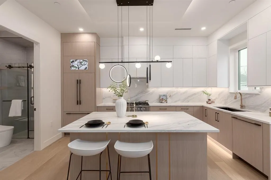 2 2658 Dundas Street