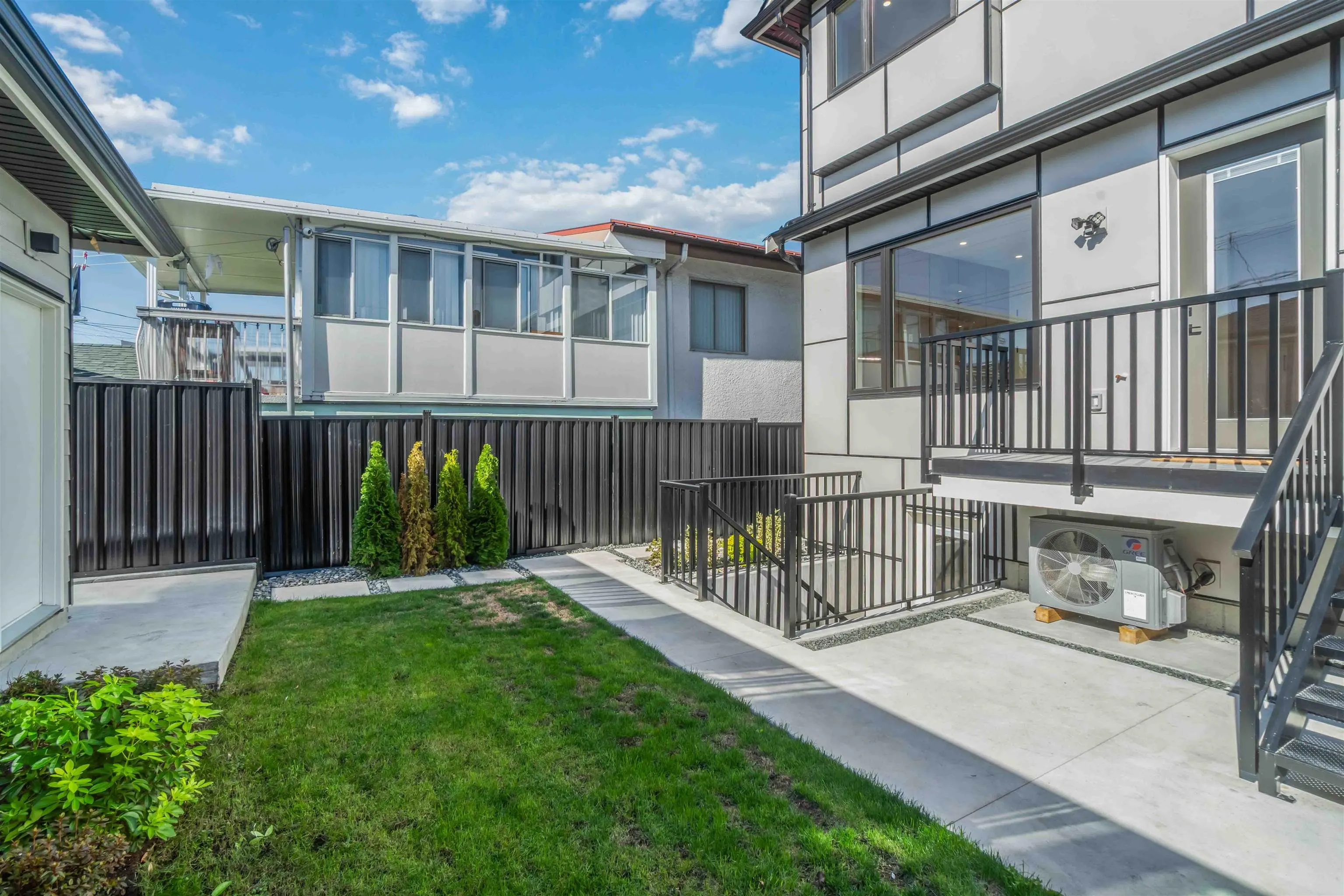 2 2658 Dundas Street