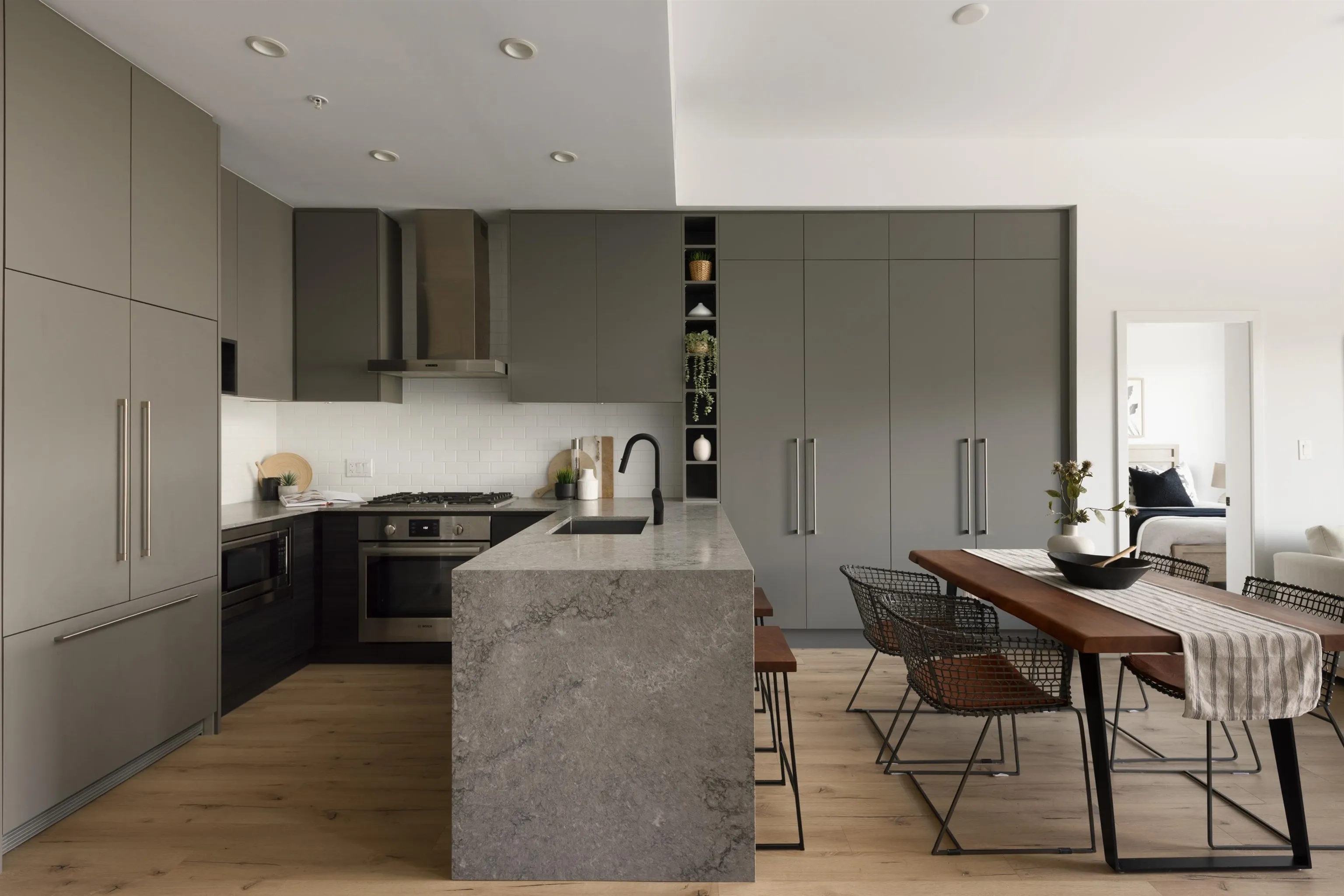 618 3131 Murray Street