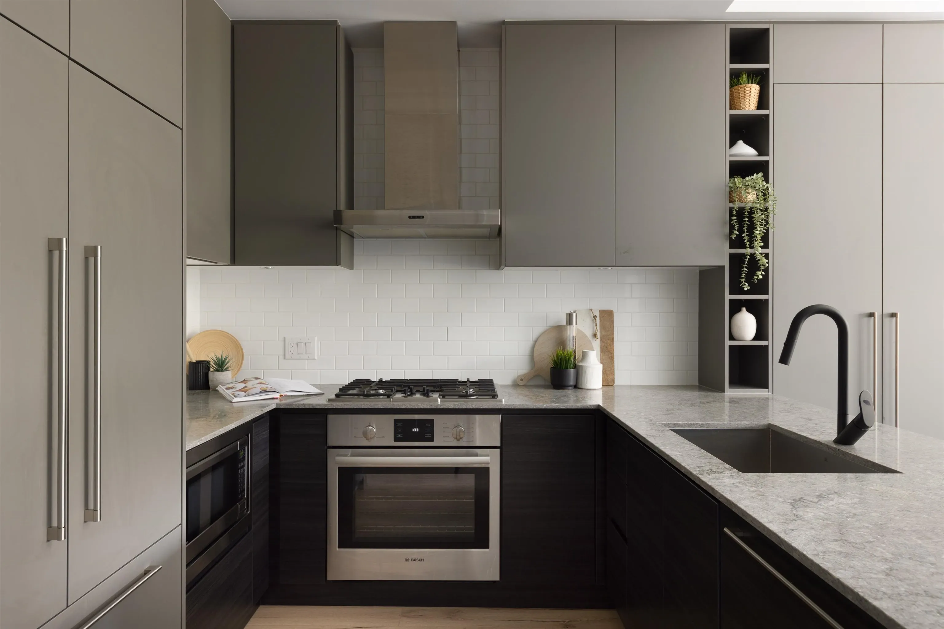 618 3131 Murray Street