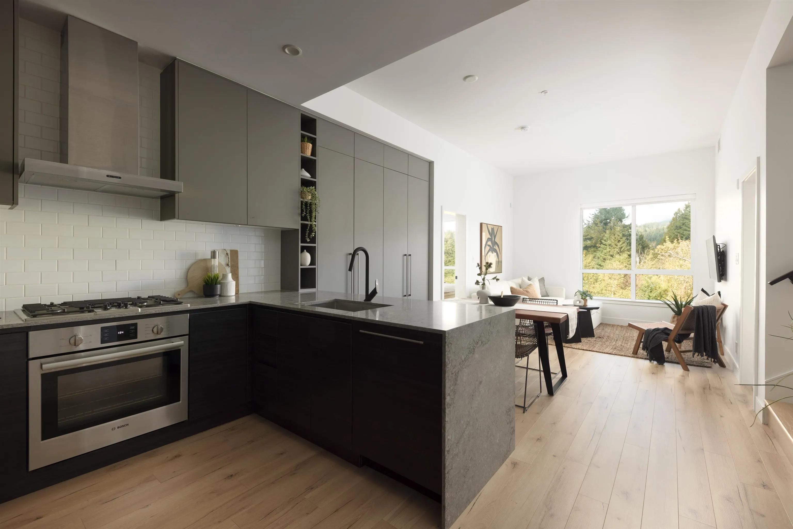 618 3131 Murray Street