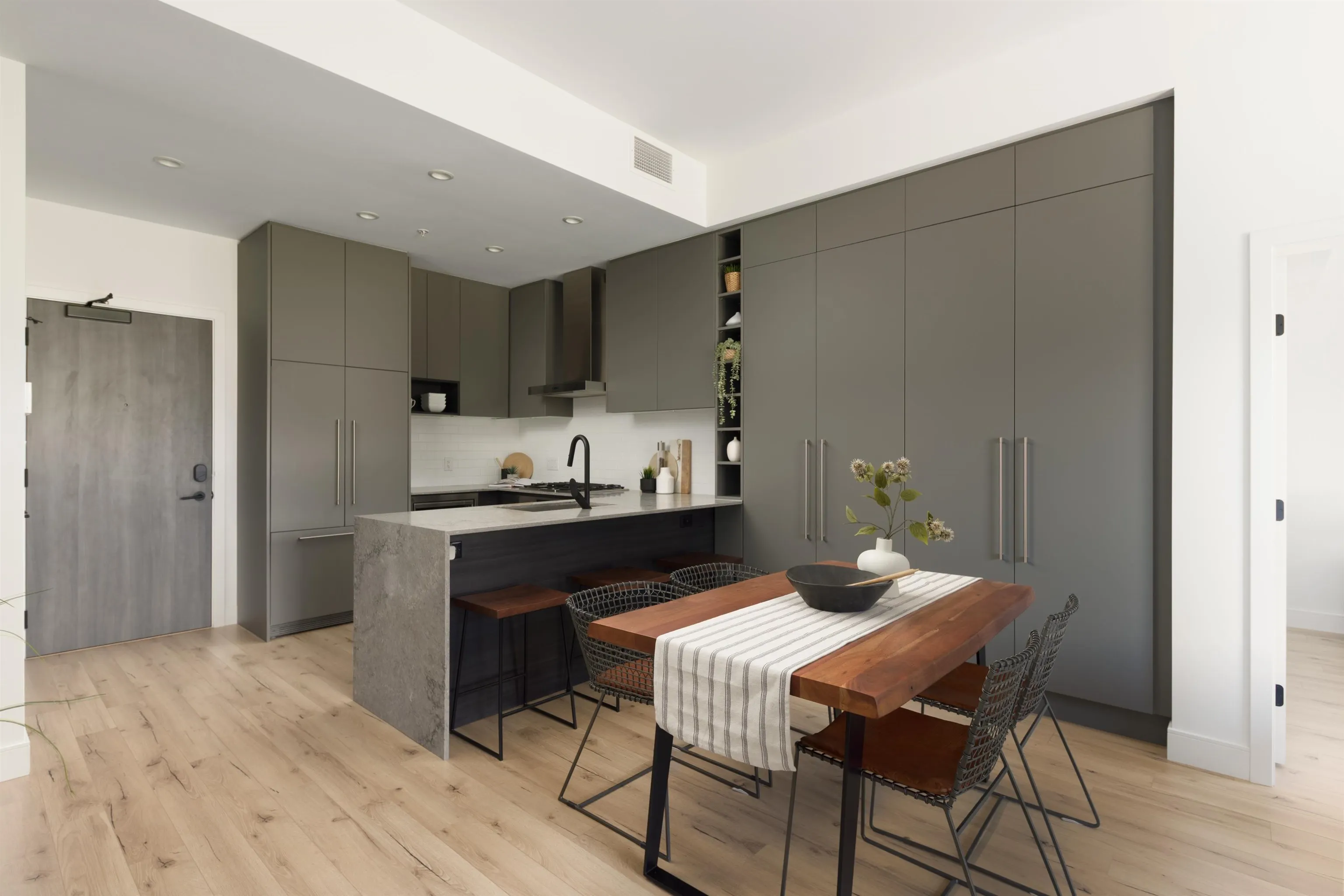 618 3131 Murray Street